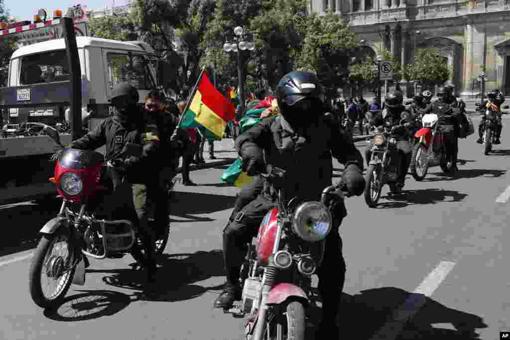 Los policías que custodiaban los exteriores del palacio presidencial en La Paz se retiraron a sus barracas el sábado, mientras que los oficiales en otros Las ciudades bolivianas han declarado motines y se han unido a las protestas contra el presidente Evo Morales, quien se ha enfrentado a dos semanas de disturbios por los resultados electorales en disputa.