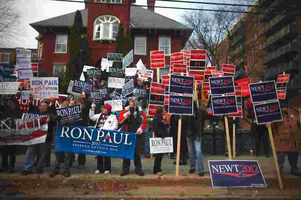 Pendukung para bakal calon menunjukkan dukungan mereka di Concord, New Hampshire, 8 Januari (Reuters).