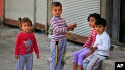 Trẻ em tị nạn Syria trong một khu phố ở thành phố Gaziantep, đông nam Thổ Nhĩ Kỳ, ngày 16/5/2016. Phúc trình cho thấy 3 nước - Syria, Afghanistan và Somalia - chiếm một nửa trong số 21 triệu người tị nạn trên thế giới.