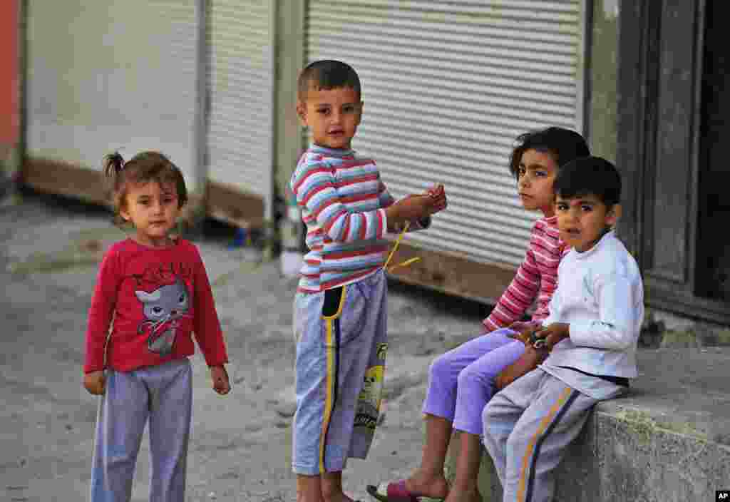 رپورٹ میں کہا گیا کہ مہاجرین کا 50 فیصد بچوں پر مشتمل ہے جن میں سے بہت سے بھاگنے کے دوران اپنے خاندانوں سے جدا ہو گئے ہیں۔