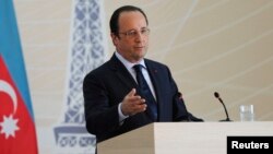 Presiden Perancis Francois Hollande berbicara di Baku, Azerbaijan Minggu (11/5). 
