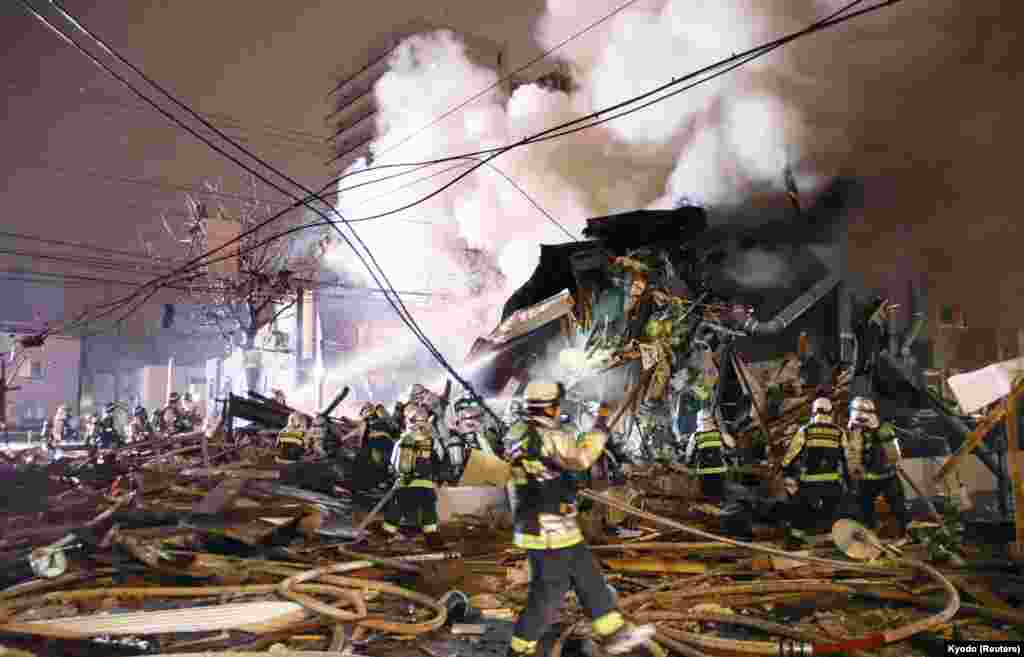 일본 북부 훗카이도 삿포로 시내의 술집에서 폭발사고가 발생한 후 소방관들이 현장에 도착해 화재를 진압하고 있다.