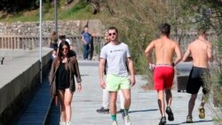 La gente camina cerca de la playa durante el confinamiento en todo el país para evitar la propagación del coronavirus, en Biarritz, Francia, el sábado 4 de abril de 2020.