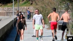 La gente camina cerca de la playa durante el confinamiento en todo el país para evitar la propagación del coronavirus, en Biarritz, Francia, el sábado 4 de abril de 2020.