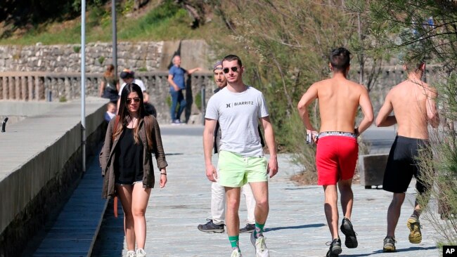 La gente camina cerca de la playa durante el confinamiento en todo el país para evitar la propagación del coronavirus, en Biarritz, Francia, el sábado 4 de abril de 2020.
