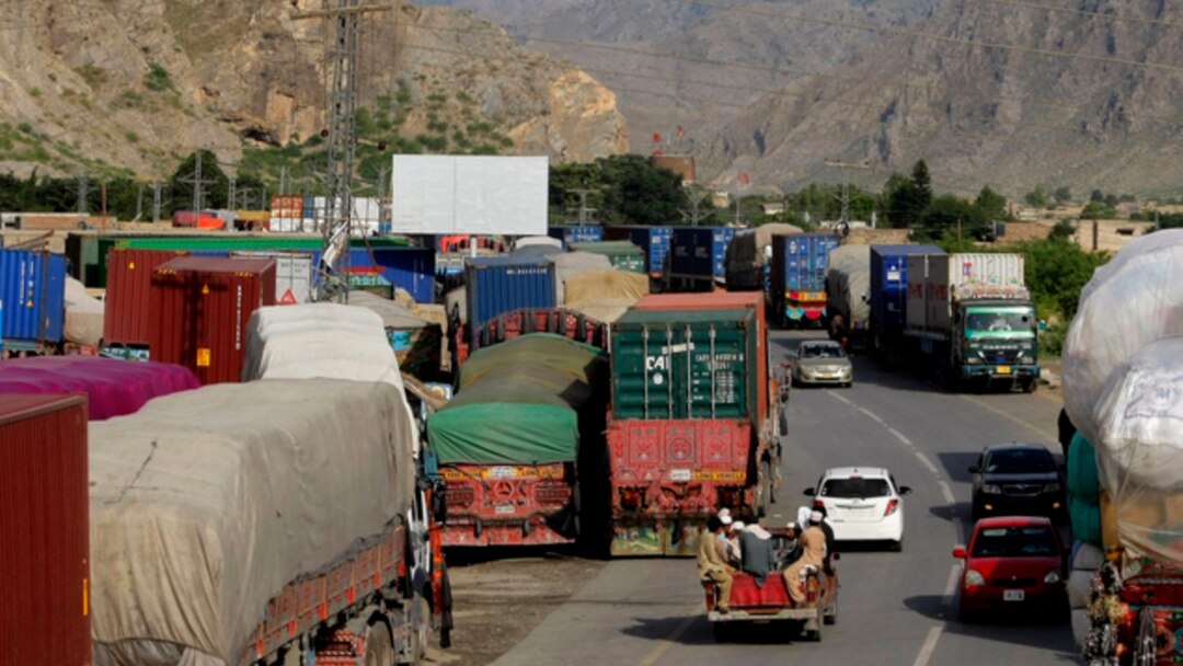 پاکستان نے افغانستان کے ساتھ سرحدی گزرگاہوں کو تجارت کے لیے دوبارہ کھول دیا ہے۔ (فائل فوٹو)