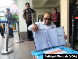 Koordinator Relawan IT BPN Mustofa Nahrawardaya memperlihatkan barang bukti terkait kecurangan hasil verifikasi data aplikasi penghitungan suara (Situng) Komisi Pemilihan Umum (KPU) di Jakarta, Jumat, 3 Mei 2019. (Foto: Fathiyah Wardah/VOA)