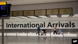 Phi trường Heathrow ở London. Anh đã cấm các chuyến bay từ Nam Phi và các nước láng giềng, đồng thời yêu cầu du khách Anh trở về từ Nam Phi phải cách ly. 