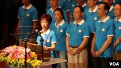 国民党总统候选人洪秀柱发表演讲(右一 为党主席朱立伦 美国之音杨明拍摄)