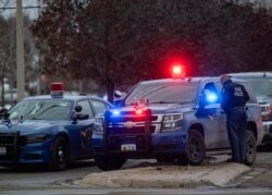Polisi melakukan pengamanan di lokasi penembakan di Oxford, Michigan (30/11).