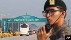 A bus carrying South Korean delegation leaves for North Korea's Kaesong city for a meeting, at the Unification bridge in Paju near the border village of Panmunjom, South Korea, Aug. 14, 2013. 