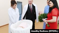 Azərbaycan prezidenti İlham Əliyev və xanımı Mehriban Əliyeva Azərbaycanın 10 milyonuncu sakininin valideynləri ilə görüşüblər