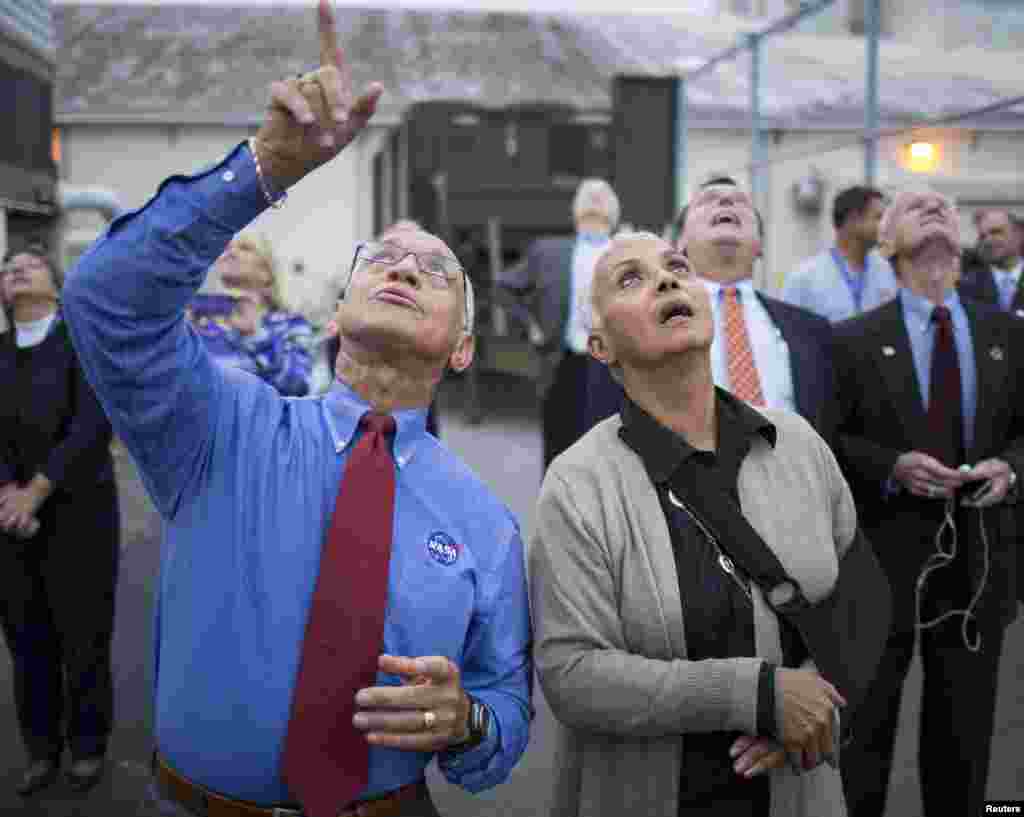 چارلز بولدن، مدیر ناسا (چپ) و همسرش جکی مسیر پرواز موشک دلتای ۴ و فضاپیمای اوریون را با نگاه دنبال می&zwnj;کنند &ndash; مجتمع فضایی&nbsp;کیپ کاناورال، فلوریدا، ۱۴ آذر