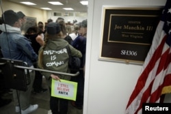 Kavanaugh'nun lehinde oy verecek Demokrat Senatör Joe Manchin'in ofisi dışında toplanan göstericiler