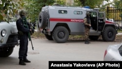 La police russe garde une zone près de l'université d'État de Perm, où un tireur a ouvert le feu, tuant au moins huit personnes. 
