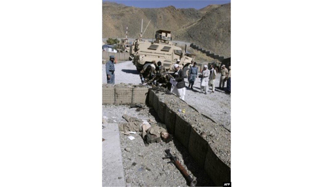 Afg'on xavfsizlik kuchlari jangarilar portlatgan bazani ko'zdan kechirmoqda. To'rt kishi o'lgan, ikki zobit jarohatlangan. Lekin O'zbekiston Islomiy Harakati bu hujumni qilganini tan olar ekan, olishuv besh soat davom etdi va kamida 50 kishining o'limi bi