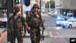 Binh sĩ Bỉ tuần tiễu bên ngoài trạm xe điện ngầm Central Station sau vụ nổ ở Brussels ngày 20/6/17. 