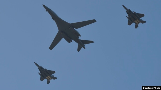 韩国两架F15K战斗机2017年10月21日为美国B1-B 战略轰炸机护航飞越朝鲜半岛 （美国空军照片）