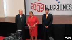 La presidenta chilena Michelle Bachelet vista el centro de prensa desde donde los periodistas siguen el acto electoral en Santiago.