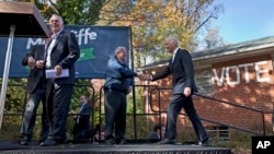 El vicepresidente Joe Biden llega a la casa de la familia Rodríguez en Annandale para apoyar al candidato a gobernador Terry McAuliffe.