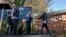El vicepresidente Joe Biden llega a la casa de la familia Rodríguez en Annandale para apoyar al candidato a gobernador Terry McAuliffe.