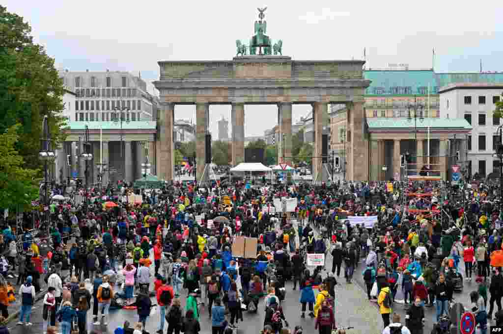 독일 베를린의 브란덴부르크 광장에서 기후 변화 대책을 요구하는 시위가 열렸다. 