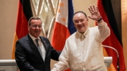 德国国防部长皮斯托里乌(左)星期日会晤菲律宾国防部长特奥多(右)，两人承诺扩大军队间的培训和双边交流，探索扩大双边军备合作的机会。(路透社：2024年8月4日)