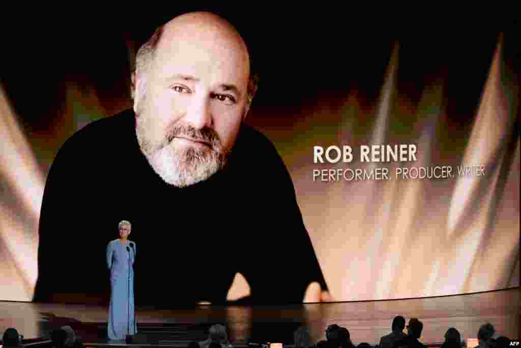 Актриса Джейми Ли Кертис (Jamie Lee Curtis) вспоминает актера и режиссера Роба Райнера (Rob Reiner). Он посмертно получил «Эмми» за лучшую мужскую роль второго плана в комедийном сериале «Медведь». В декабре прошлого года Райнер и его жена были найдены убитыми в собственном доме.