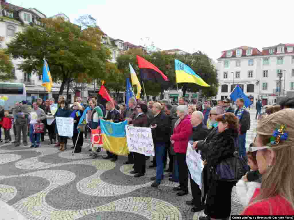 Лісабон &quot;Не лякайте бандитів Януковича можливими санкціями, застосуйте їх і цим ви покажете, що європейські цінності не толерують корупцію!&quot;, - одне з гасел на мітингах у Портулагії цими вихідними.