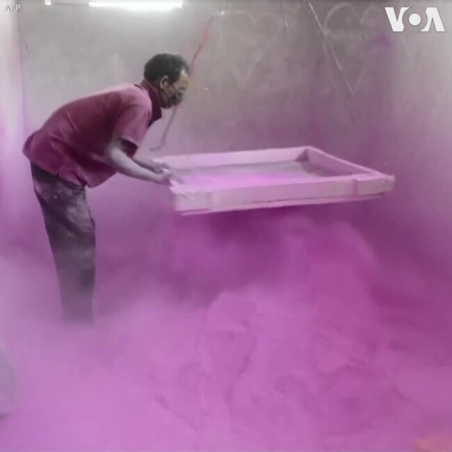 Dân làng Ấn Độ chuẩn bị bột đầy màu sắc cho lễ hội Holi