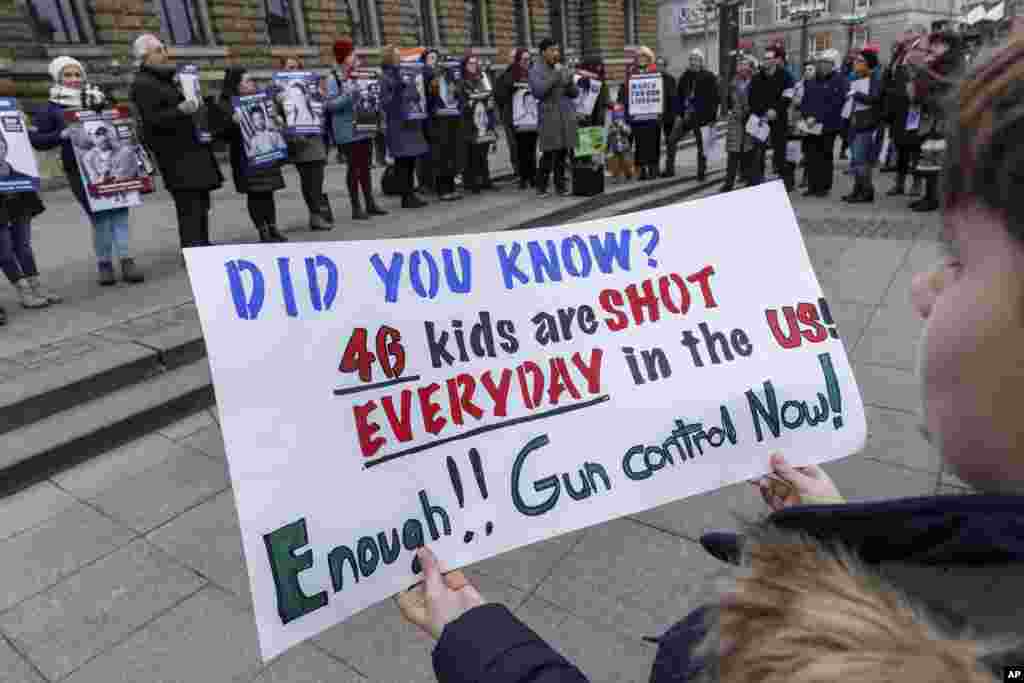 People demonstrate to show solidarity for the &#39;March For Our Lives&#39; movement, in Hamburg, Germany, Saturday, March 24, 2018. (Markus Scholz/dpa via AP)