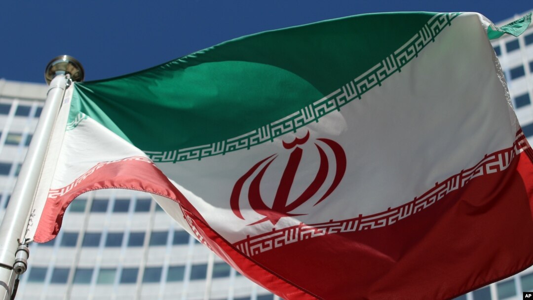 Iran nói những chế tài mới của Tổng thống Mỹ Donald Trump, áp đặt lên Tehran sau khi Mỹ rút khỏi thỏa thuận hạt nhân năm 2015 với nước này, vi phạm một hiệp ước kí với Iran từ trước cuộc Cách mạng Hồi giáo 1979.