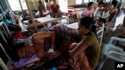 Warga Rakhine Burma yang terluka mendapatkan perawatan di Rumah Sakit Thandwe di Burma, 2/10/2013. Pemerintah Burma mengusir organisasi kemanusiaan Doctors Without Borders yang beroperasi di Rakhine, Burma.