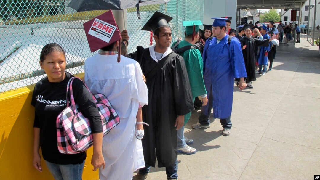 Los jóvenes fueron detenidos el pasado 30 de septiembre al tratar de cruzar la frontera desde México a Laredo, Texas.