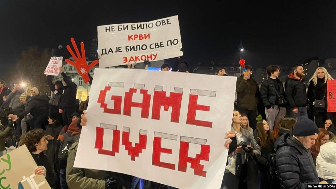 ARHIVA - Veliki antivladin protest u organizacii studenata održan je na beogradskom Trgu Slavija 22. decembra zbog pada nadstrešnice železničke stanice 1. novembra u Novom Sadu i pogibije 15 ljudi. (Foto: VOA/Stefan Miljuš)