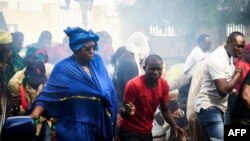 Civilians gesture and shout slogans as they protest against the lack of transparency of the presidential election's campaign, on June 2, 2018 in Bamako. 