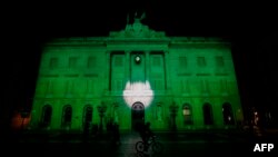 Archivo: Ayuntamiento de Barcelona iluminado de verde en protesta por el anuncio del presidente de EE.UU., Donald Trump, de retirase del acuerdo de París. 2-6-17.