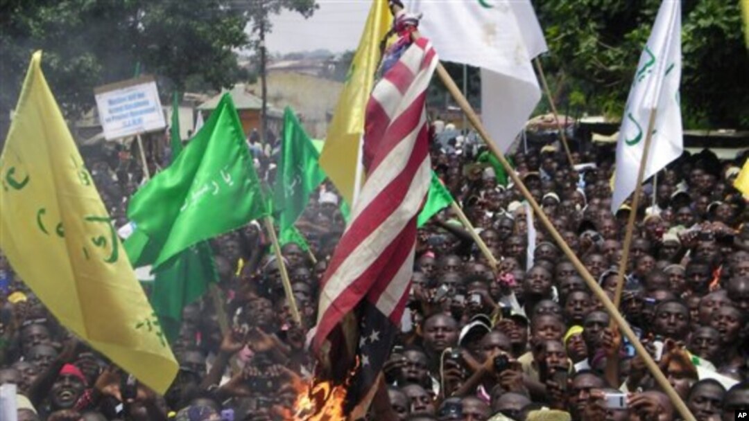 Warga yang marah atas video anti Islam membakar bendera AS di kota Kaduna, Nigeria dalam demonstrasi hari Senin (24/9).