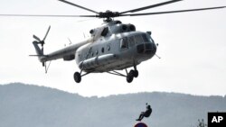 Seorang penyelam dan helikopter militer Kroasia melakukan operasi pencarian dan penyelamatan korban dekat Sibenik, Kroasia, Senin, 27 Januari 2020. 