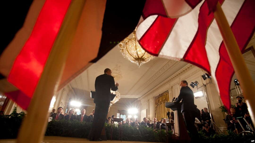 Presiden Barack Obama dan Perdana Menteri Inggris David Cameron mengadakan konferensi pers bersama di Ruang Timur di Gedung Putih, Washington DC (16/1).