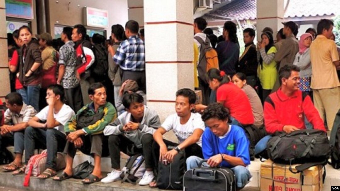 Para pemudik sedang menunggu di sebuah stasiun kereta di Jakarta sebelum Lebaran. Pemda DKI berharap para warga yang kembali ke daerah ini, tidak akan membawa sanak saudara dari daerah ke ibukota.