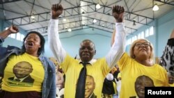 Supporters cheer South African President Cyril Ramaphosa during an election rally for ruling African National Congress (ANC) ahead of the May 8th general election, in Mitchells Plain near Cape Town, South Africa, May 3, 2019. 