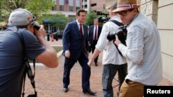 FILE - President Trump's former campaign manager Paul Manafort (C) arrives at U.S. District Court for a motions hearing in Alexandria, Virginia, May 4, 2018. 