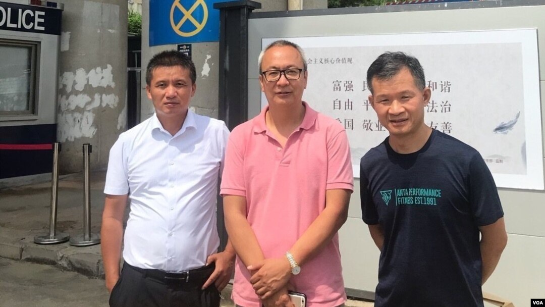 其中3位被扣押港人家屬委託的中國內地律師，包括代理李宇軒案的律師梁小軍(中)、張俊富的律師范標文(左)及鄧棨然的律師宋玉生，9月23日早上到達深圳鹽田看守所要求與當事人會面。(圖片由律師提供)