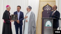 له چپ نه ښې لور ته: ارچبشپ ګبریل کاتچا، انجنیر محمد رضا افشار، سید علي قزویني