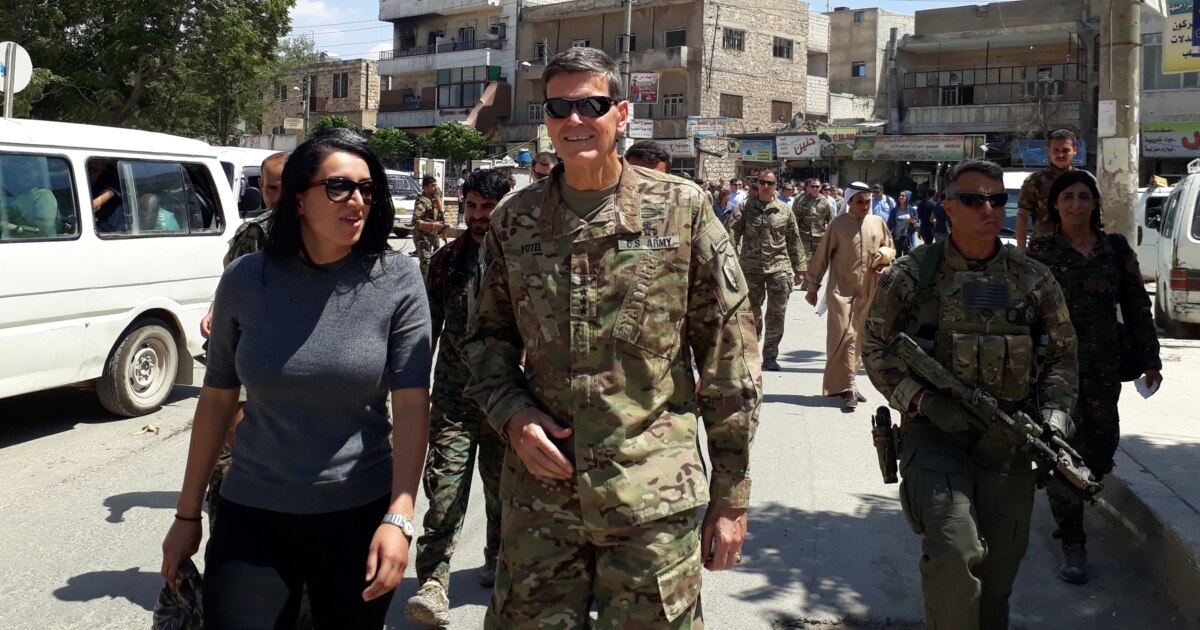 Butun tun boyi sorildi Kichkintoy uning biznes pornosini biladi