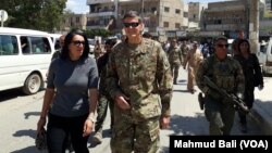 Jenderal Joseph Vottel, komandan U.S. Central Command dalam kunjungan di Manbij, Suriah bulan Juni lalu (foto: dok). 