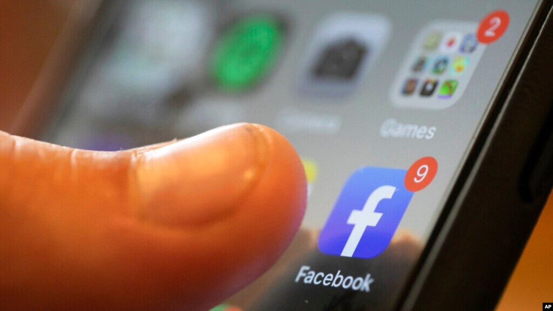 Logo aplikasi Facebook di tampak di layar ponsel, di New Orleans, 11 Agustus 2019.