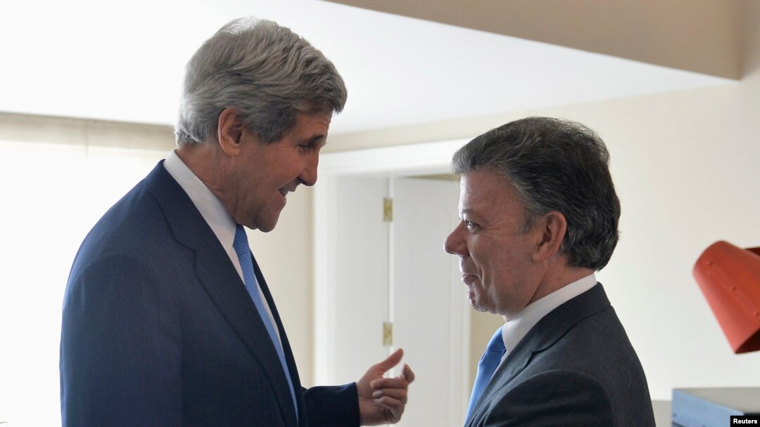 Menlu AS John Kerry (kiri) disambut oleh Presiden Kolombia Juan Manuel Santos setibanya di Istana Presiden Kolombia di Bogota (12/8). 
