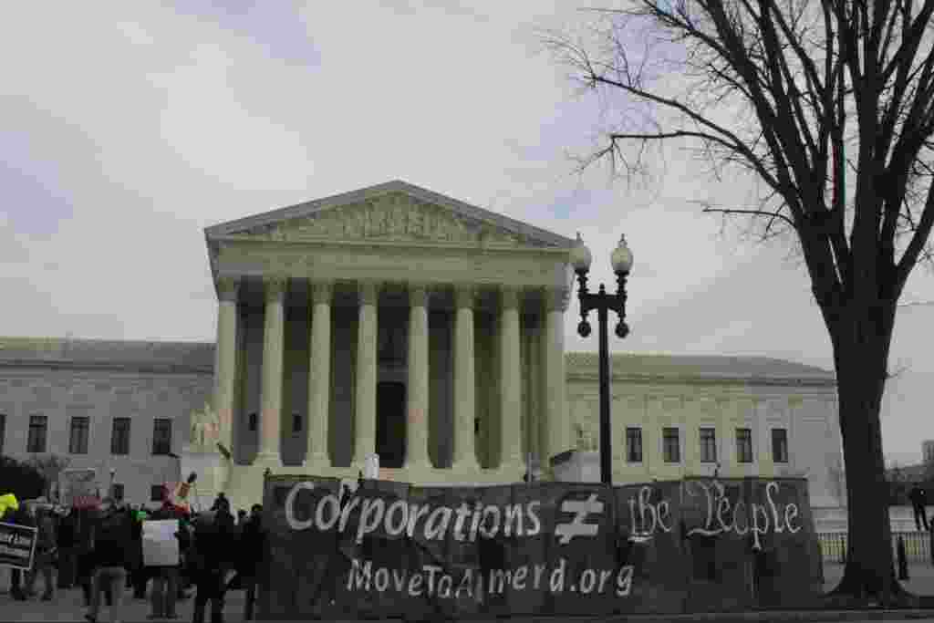 La votación de cinco a cuatro derogó un falló de décadas, según el cual, el gobierno podía limitar la cantidad de dinero que las corporaciones usan para pagar anuncios de campaña.